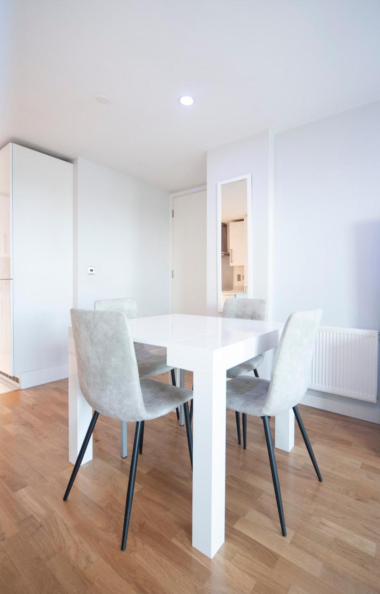 Top Floor Apt - 2 Bed/2 Bath + Private Balcony Londra Esterno foto