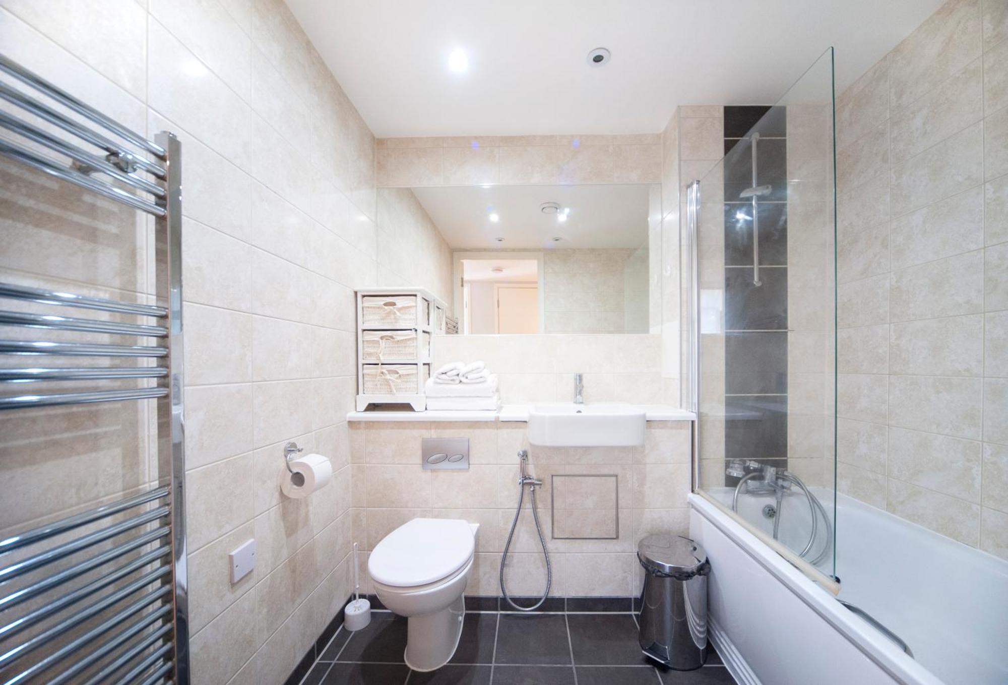 Top Floor Apt - 2 Bed/2 Bath + Private Balcony Londra Esterno foto