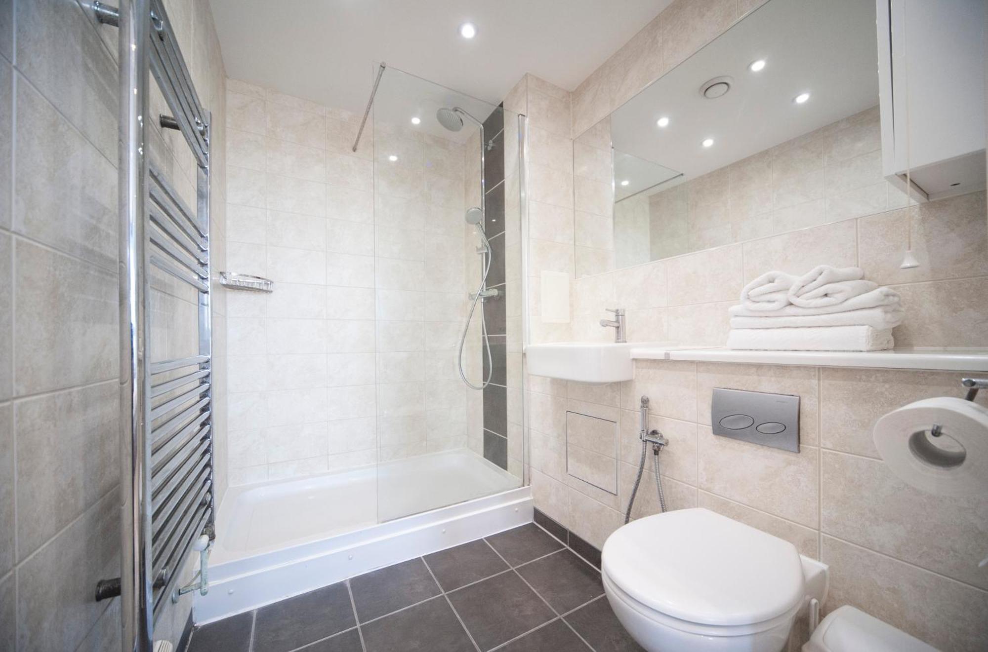 Top Floor Apt - 2 Bed/2 Bath + Private Balcony Londra Esterno foto
