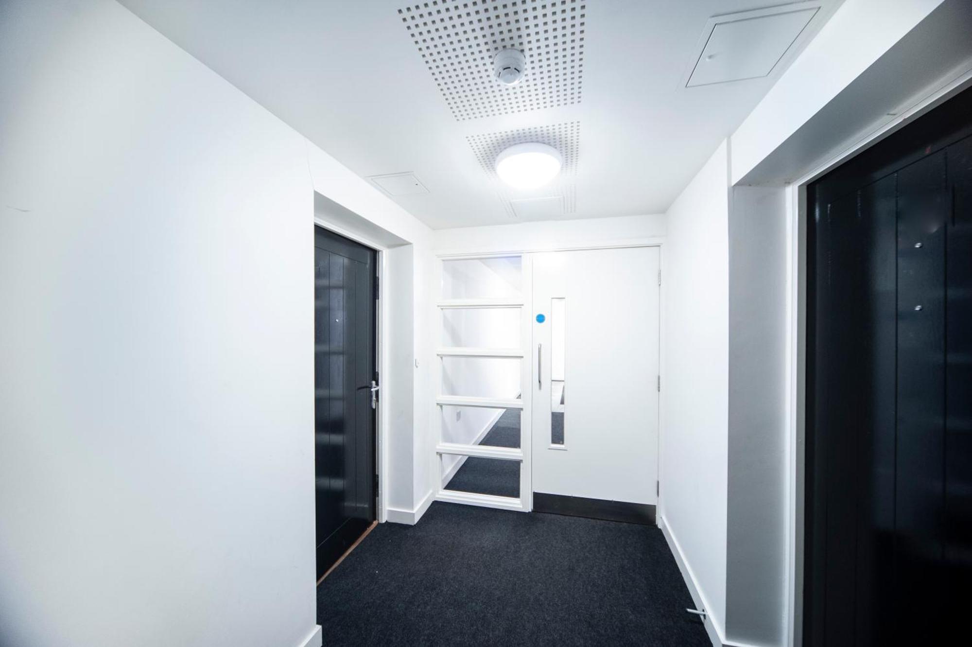 Top Floor Apt - 2 Bed/2 Bath + Private Balcony Londra Esterno foto