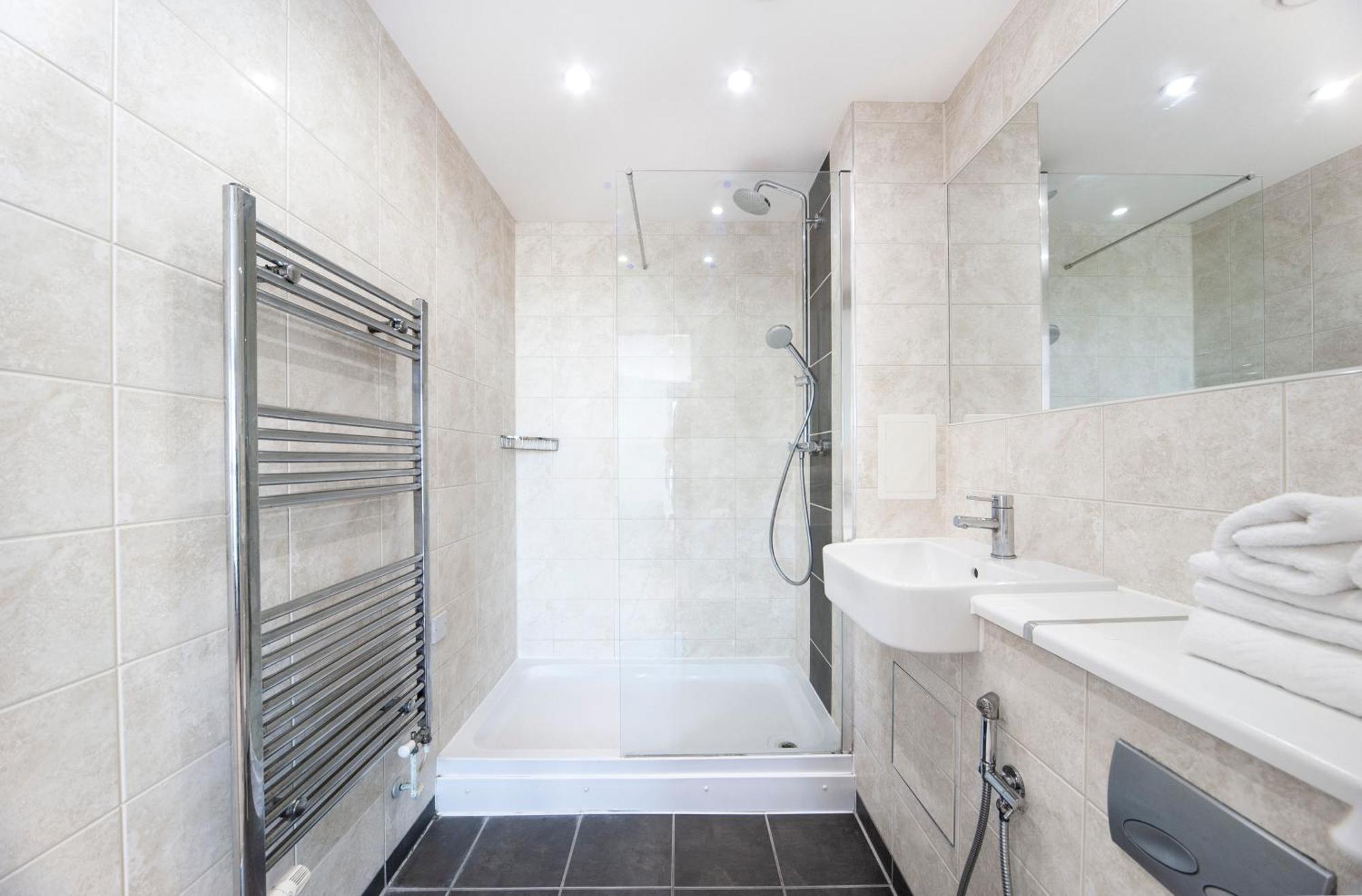 Top Floor Apt - 2 Bed/2 Bath + Private Balcony Londra Esterno foto