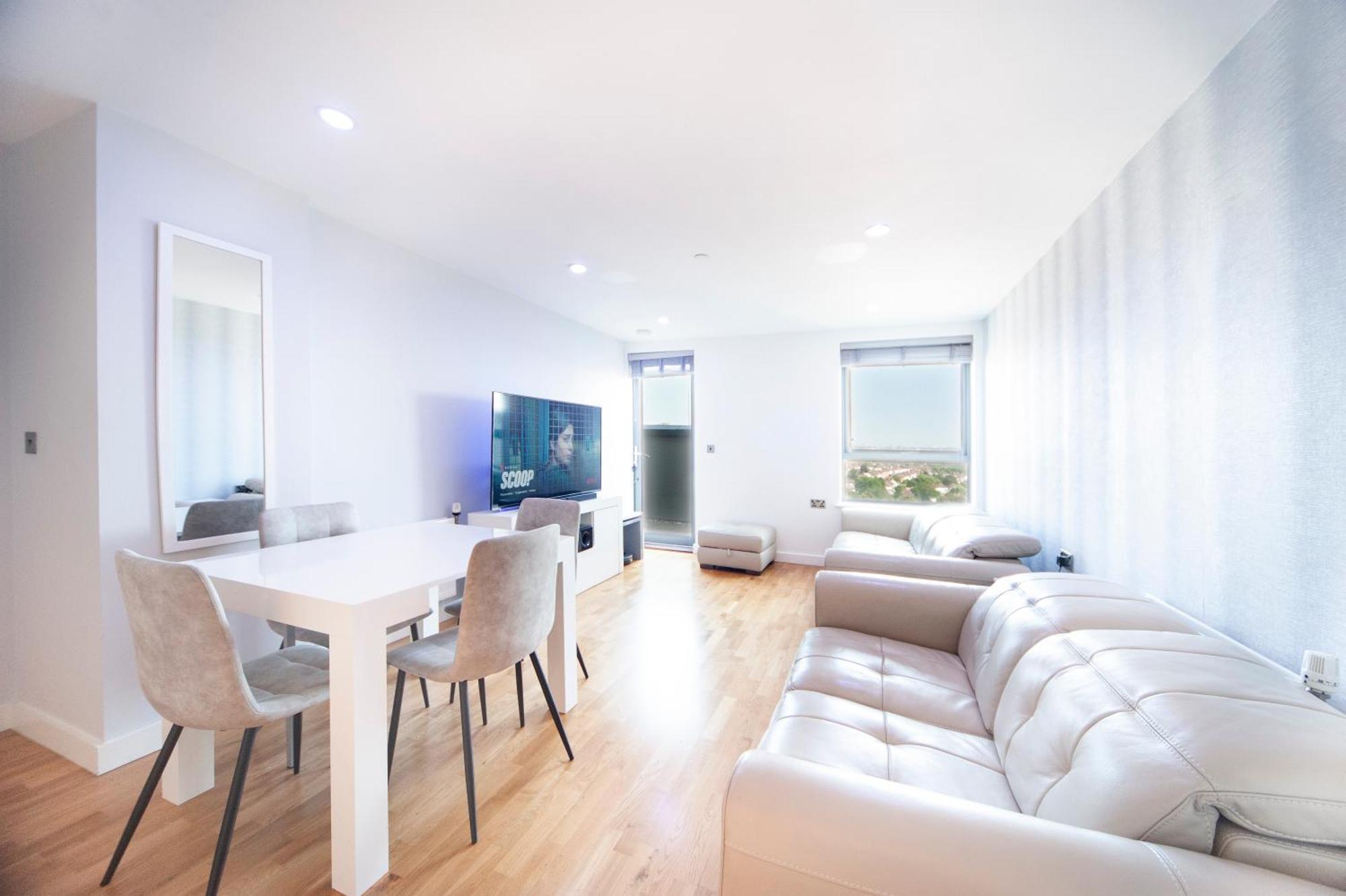 Top Floor Apt - 2 Bed/2 Bath + Private Balcony Londra Esterno foto