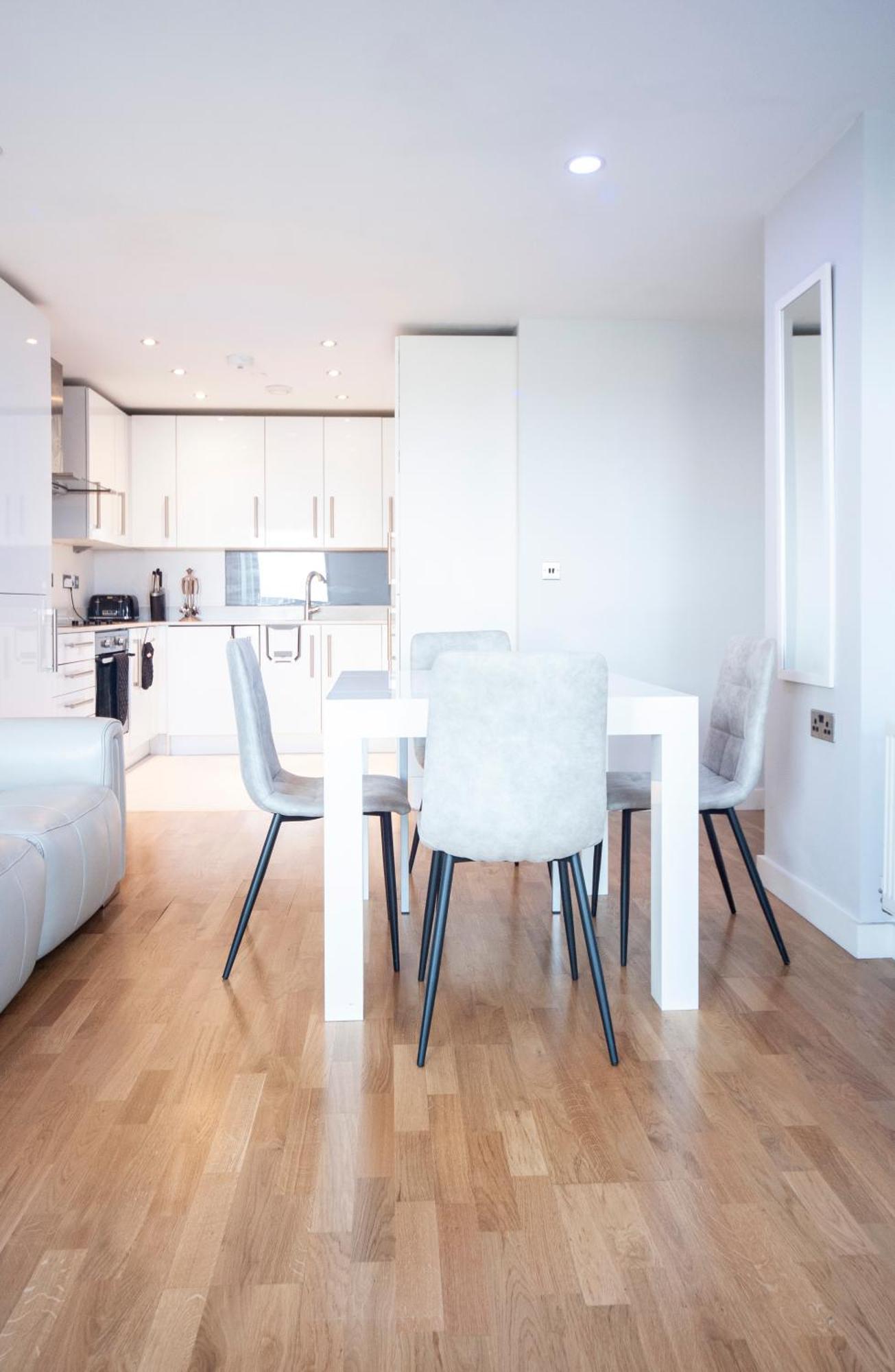 Top Floor Apt - 2 Bed/2 Bath + Private Balcony Londra Esterno foto
