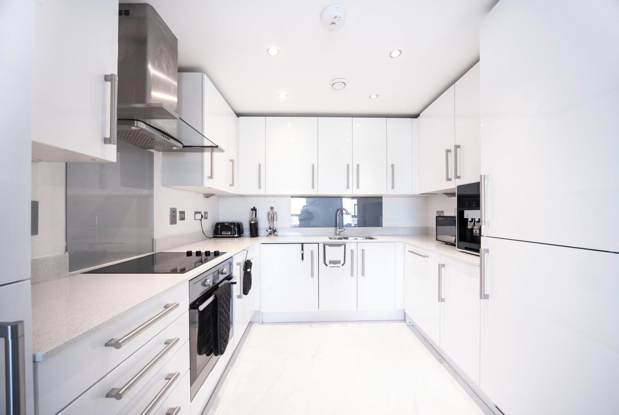 Top Floor Apt - 2 Bed/2 Bath + Private Balcony Londra Esterno foto