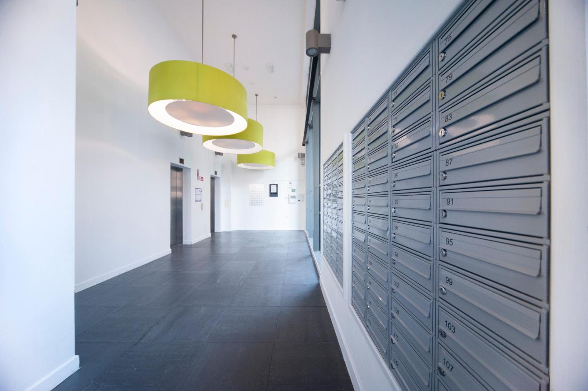Top Floor Apt - 2 Bed/2 Bath + Private Balcony Londra Esterno foto