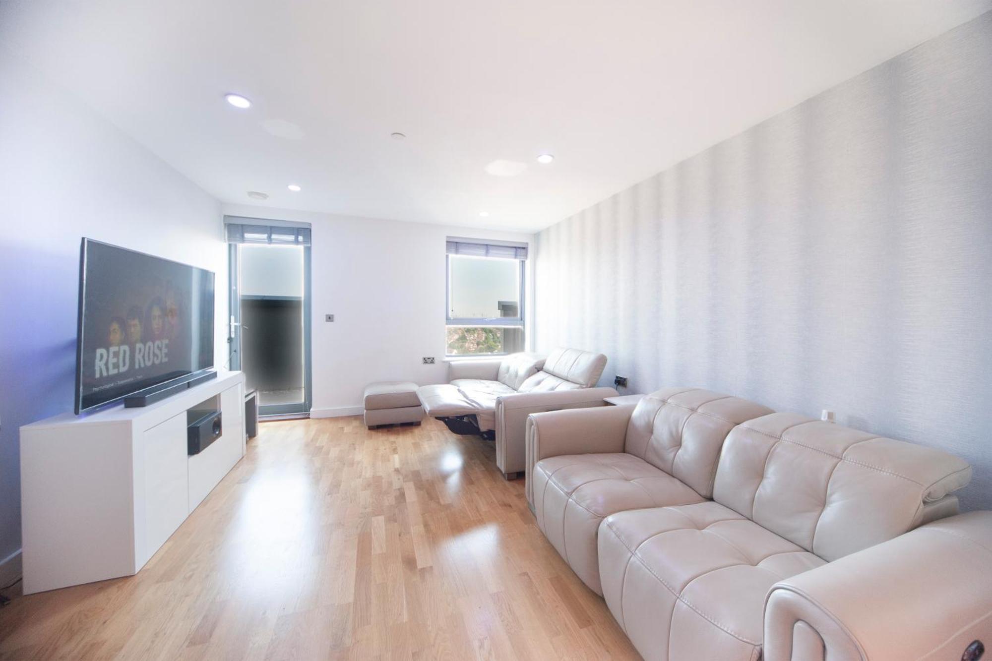 Top Floor Apt - 2 Bed/2 Bath + Private Balcony Londra Esterno foto