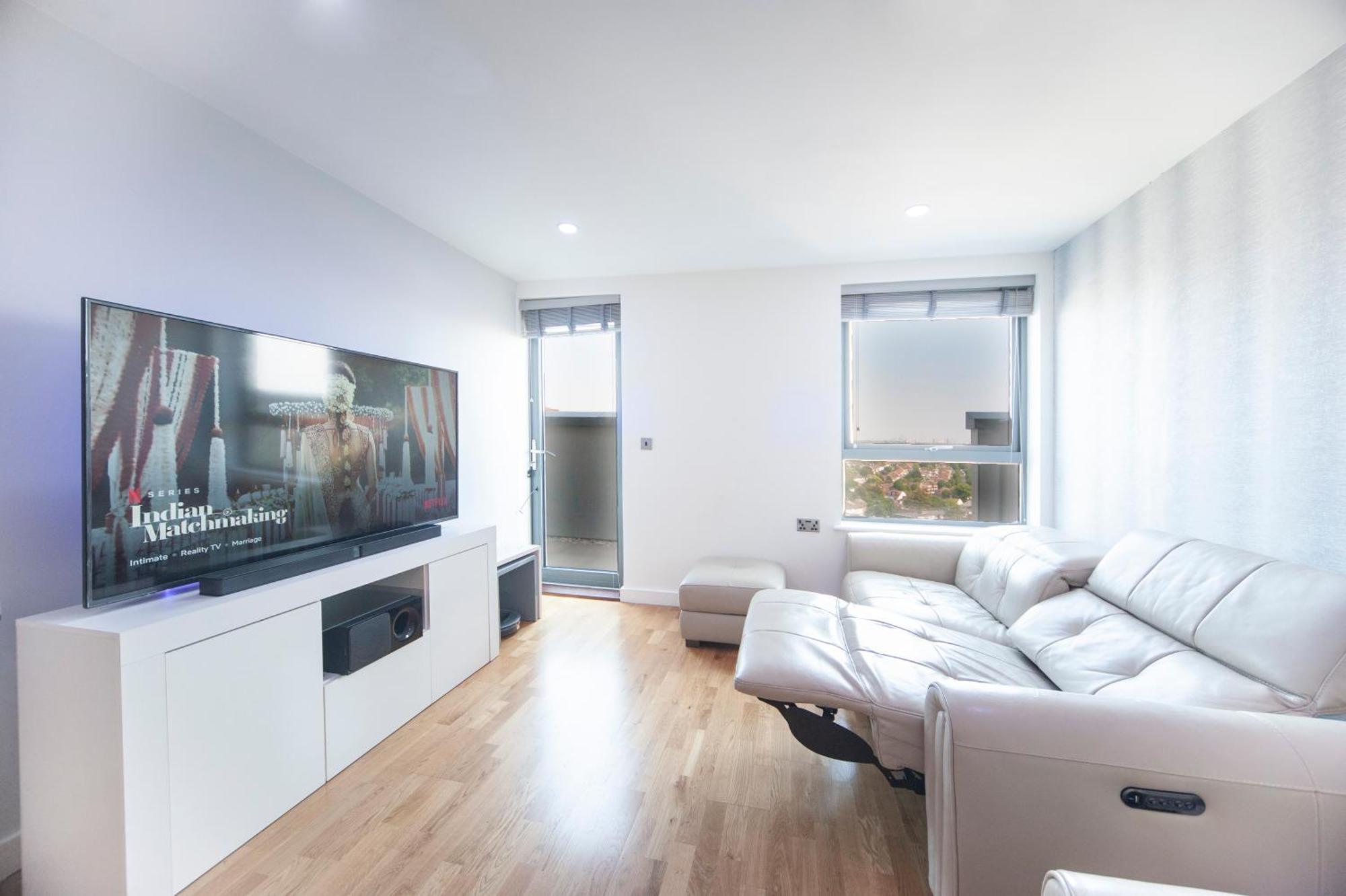 Top Floor Apt - 2 Bed/2 Bath + Private Balcony Londra Esterno foto