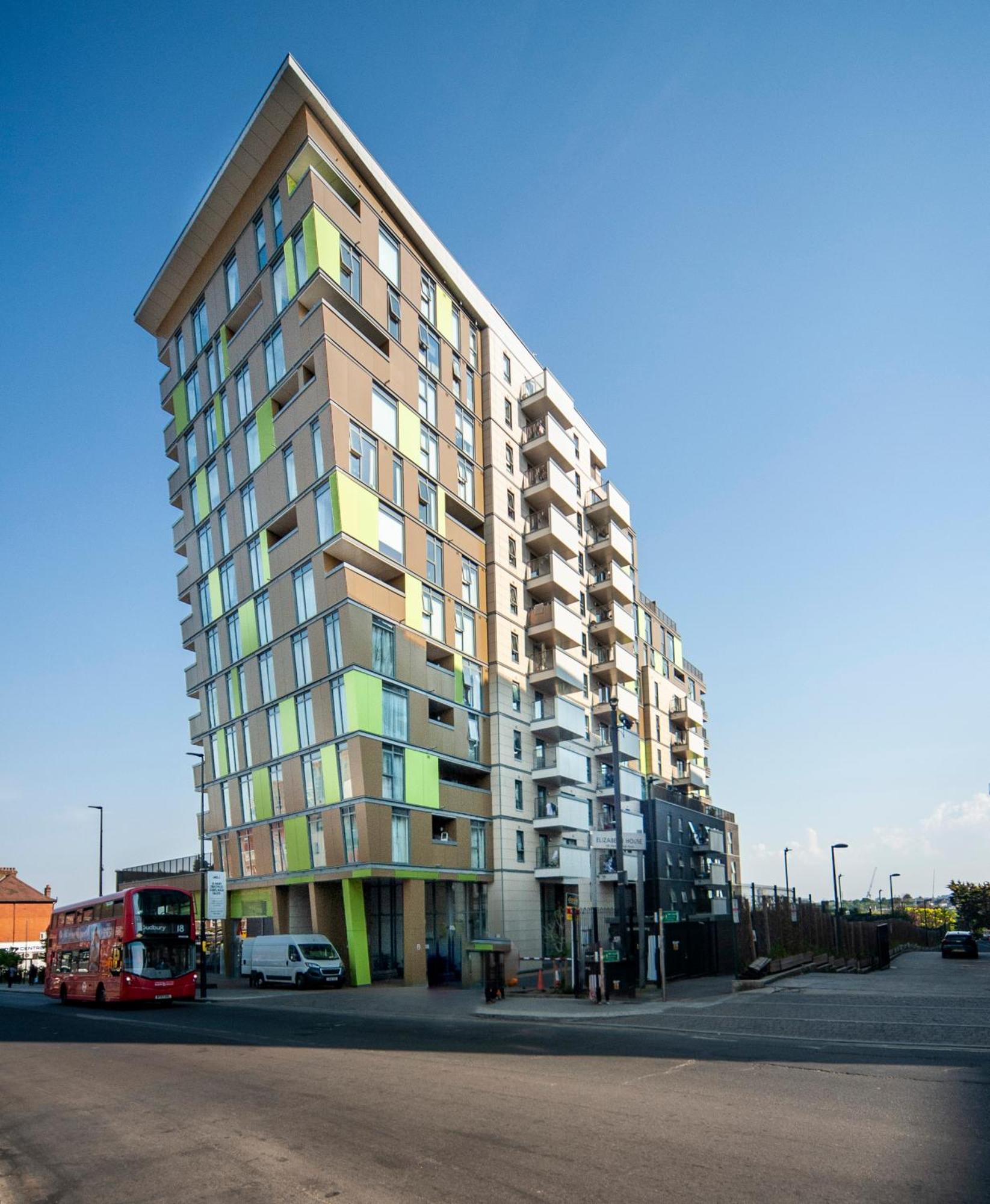 Top Floor Apt - 2 Bed/2 Bath + Private Balcony Londra Esterno foto